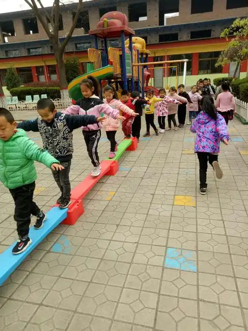 北徐幼儿园大班——《走平衡木》