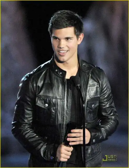 求暮光之城雅各布的照片!剧照或者演员写真都行.画面上不要有女人!