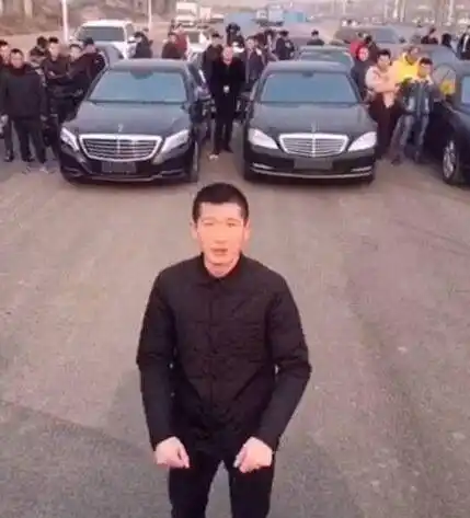 "一代网黑"现身江湖 露脸直播间 粉丝狂刷:磊哥牛逼 快手为何放虎归山