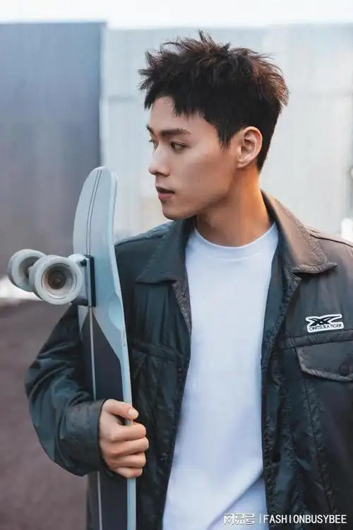 人气歌手jeffrey董又霖身着onitsukatiger鬼冢虎演绎潮流大片