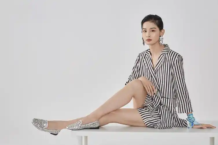 屈菁菁温婉性感时尚写真图片