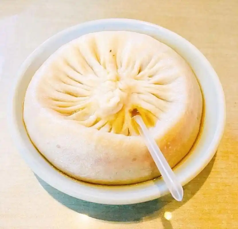 到扬州千万别用吸管吃蟹黄汤包!