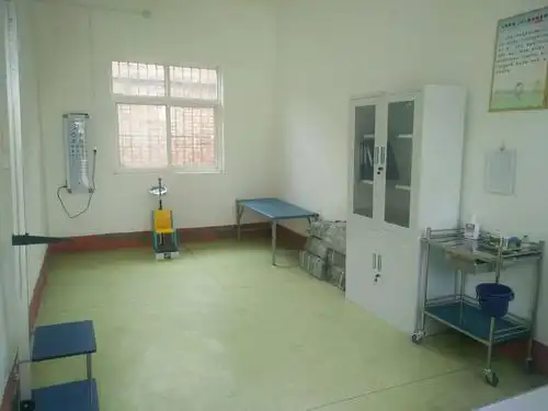 查看金惠第二幼儿园保健室,设备齐全,询问紫外线消毒灯的