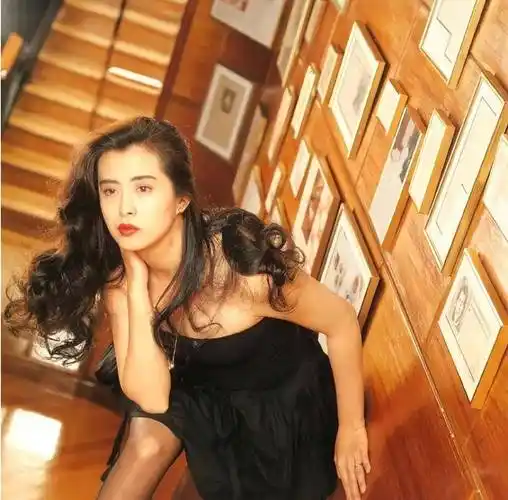 黑丝袜搭配露肩连衣裙,王祖贤上楼梯变身女神,网友:太美了!