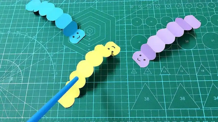 可以行走的毛毛虫折纸玩具用吸管吹一吹还会行走太好玩了