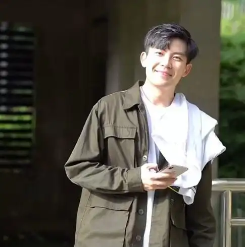 在网路上爆红,网友们看了后,都纷纷表示:这么帅气的老师说啥我都听