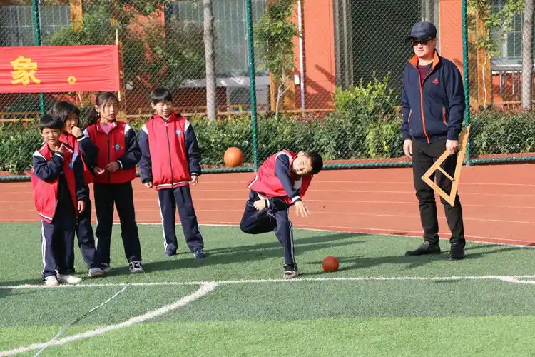 实心球,我扔的又高又远