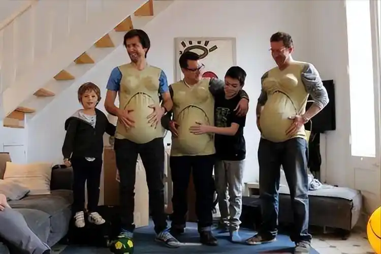 2020年,美国男子自然怀孕生下一男婴,孩子该叫爸爸还是妈妈