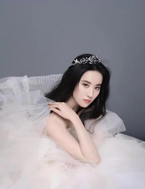 刘亦菲最新大片曝光,天鹅颈上热搜,白纱裙戴王冠瘦回颜值巅峰