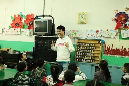 幼儿园里来了男老师