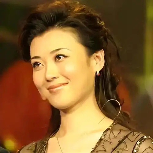 回顾主持人李红山村姑娘打拼进央视没嫁富二代老公疑是老师