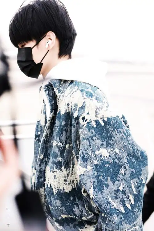 张真源北京机场路透##张真源微博之夜油彩外套出发路透##微博之