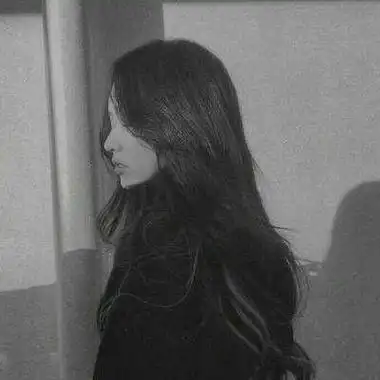 2020黑白00后女生头像高冷侧面 人生苦短何必念念不忘