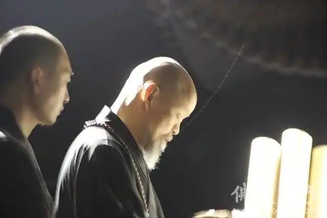 本焕长老封龛时顿现西方极乐世界上上品莲花——紫金莲花