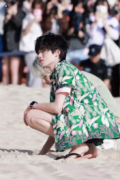 宋亚轩被埋在沙滩里##宋亚轩绿色花衬衫路透##时代少年团今日海边