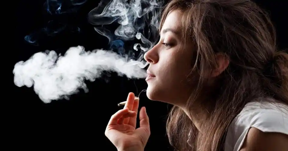 华晨宇抽烟热搜是我们要求太高还是明星不留意个人形象呢