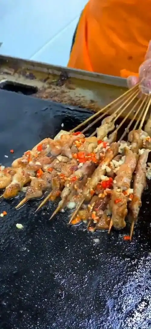 铁板肉串,这个味道非常好,一顿吃吃十串没问题