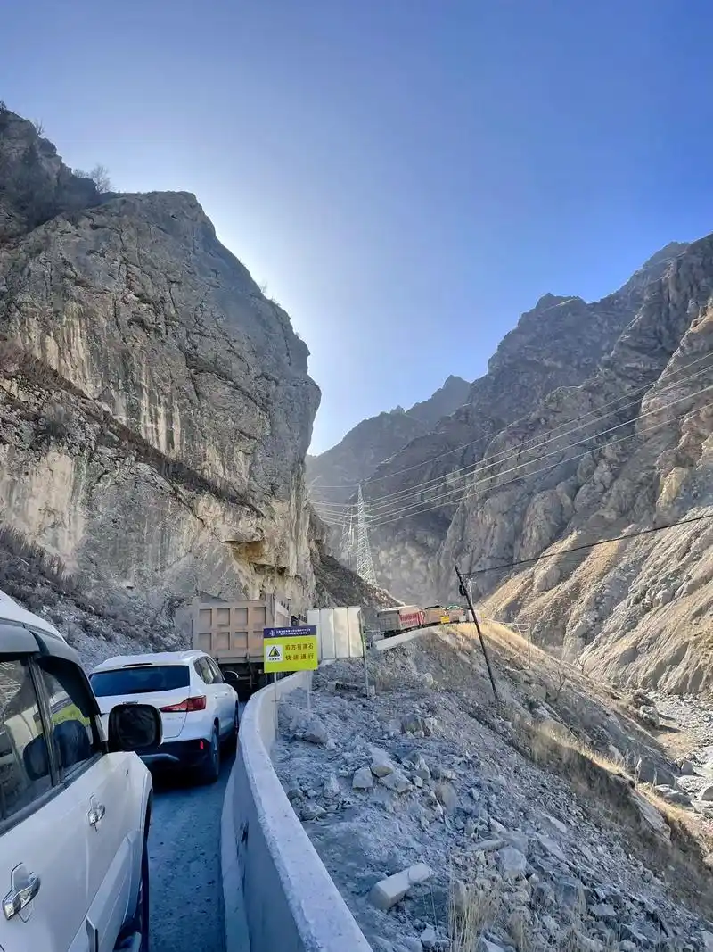 山路翻车.今天上山不顺,山路崎岖,前面水泥罐车翻了,堵路上了 - 抖音