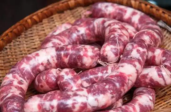 灌香肠是制作过年美食的重要环节之一.