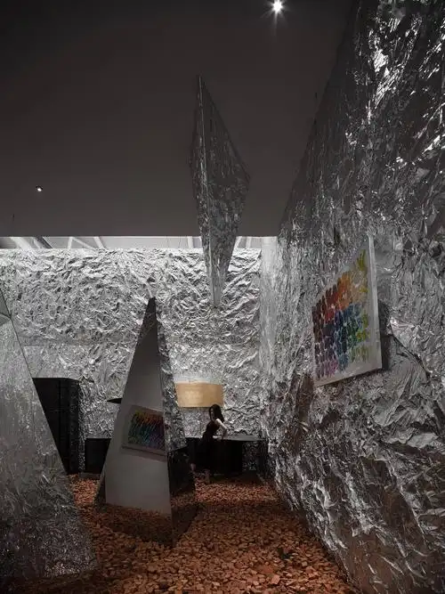 艾克建筑镜像游离画廊