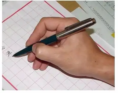 正确的执笔方法,应采用三指执笔法.