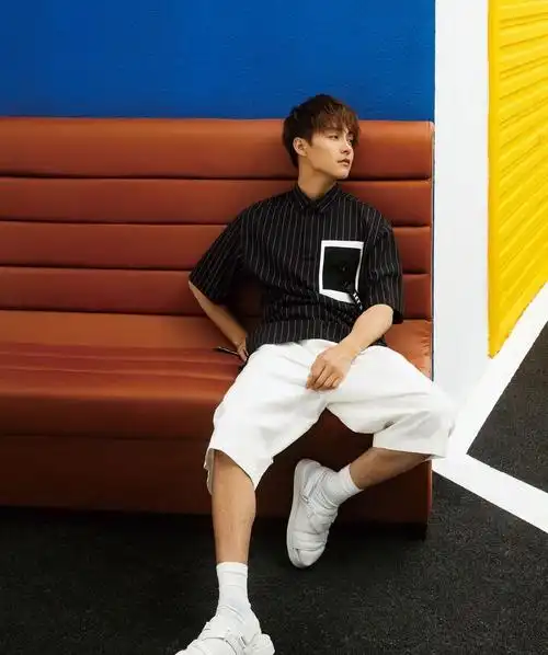 马天宇上节目不换造型?3套工装风穿搭超减龄,33岁也是小男孩!