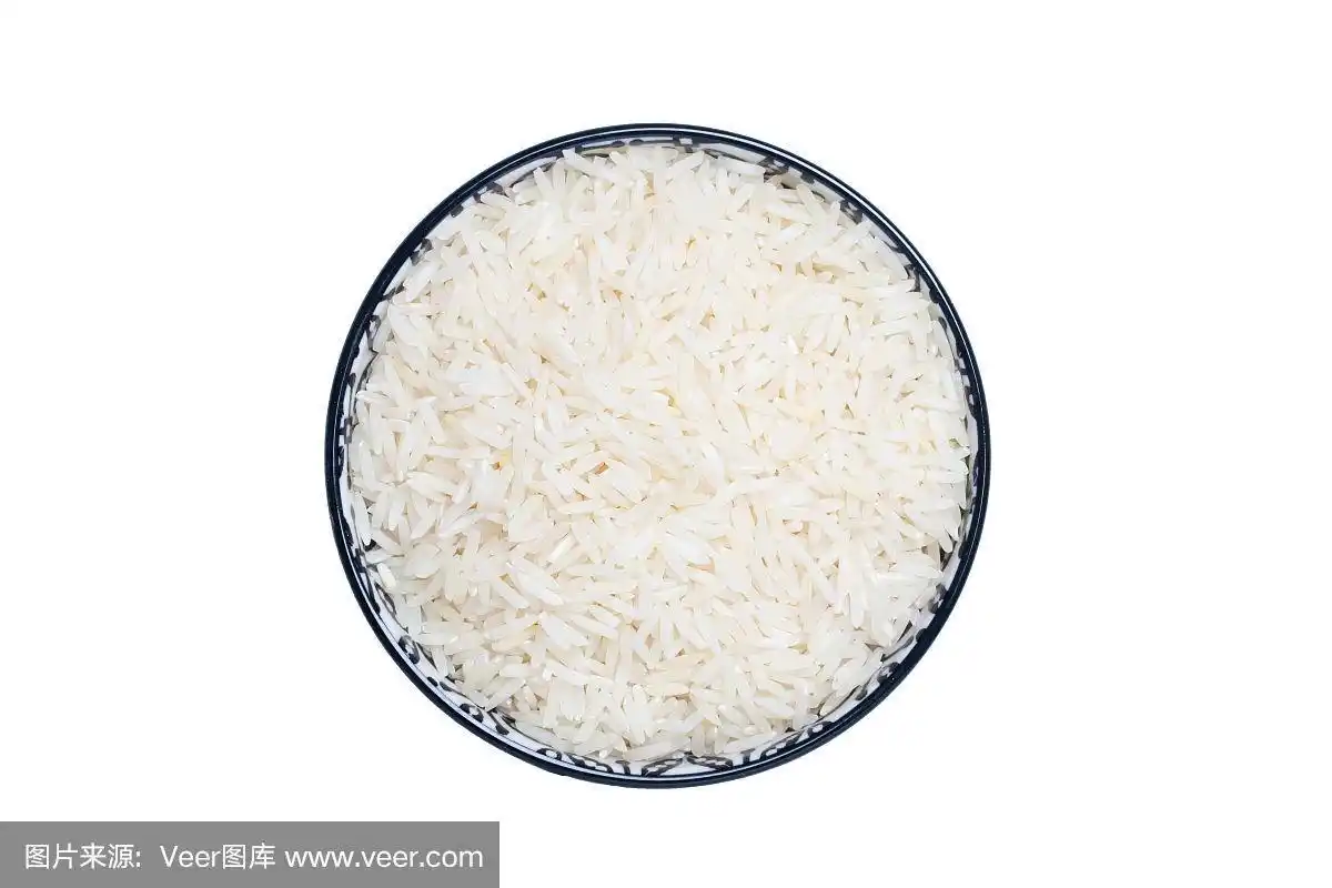 一个大碗和未煮熟的生米粒孤立在白色的背景.健康饮食.