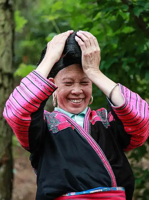 白裤瑶族大妈年过60长发依然如漆
