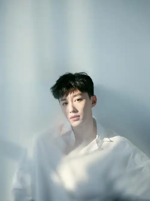 代旭身穿一件白衬衫温柔的看向镜头,清新脱俗的气质扑面而来