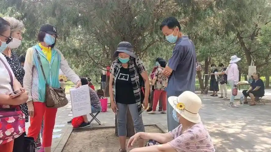 北京天坛公园相亲角第一红娘巧嘴促成几百对过目不忘众人点赞