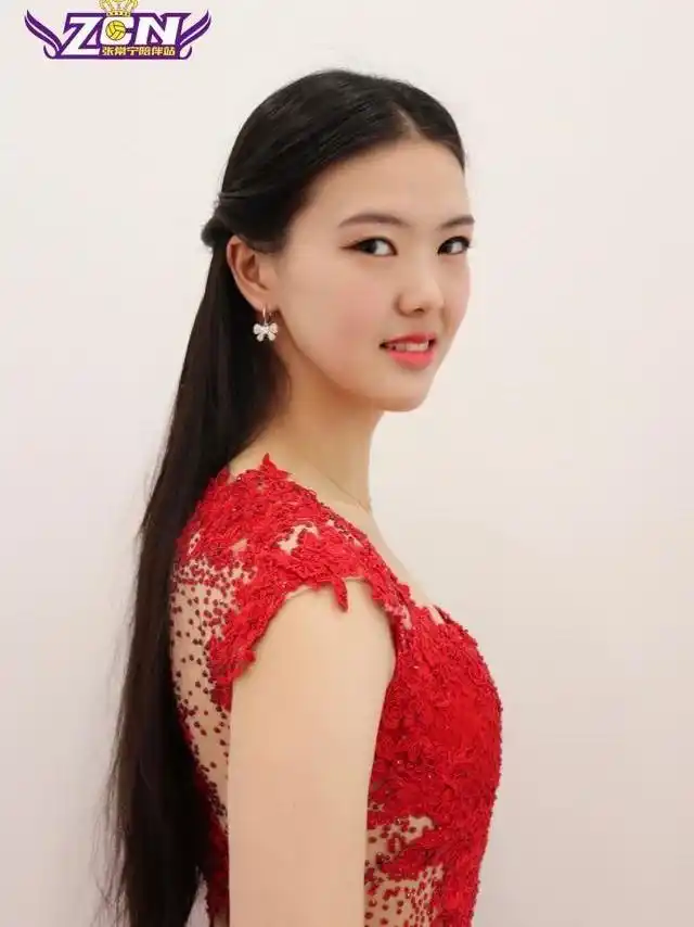 张常宁红色长裙礼服照,身材圆润,肤白貌美,屁股肥嘟嘟但不显胖