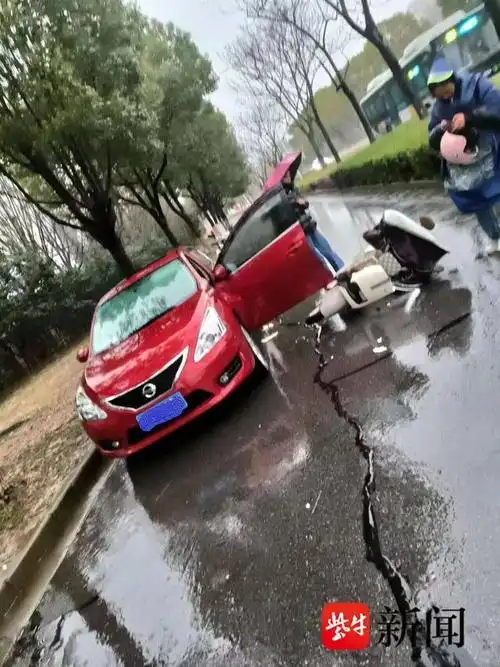 随手开车门,电动车避让不及一头撞了上去_新浪财经_新浪网