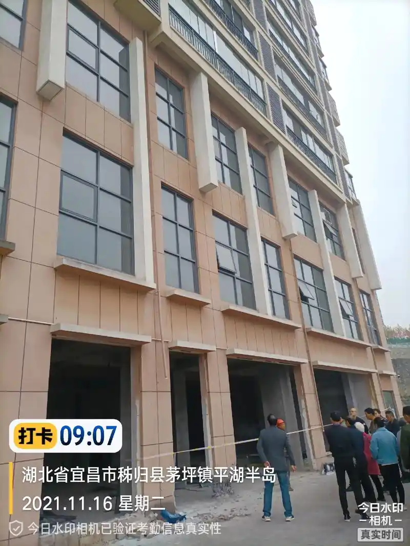 万能的朋友圈,,小区住宅楼一楼开了一家汽修厂,把有钢筋混凝土 - 抖音