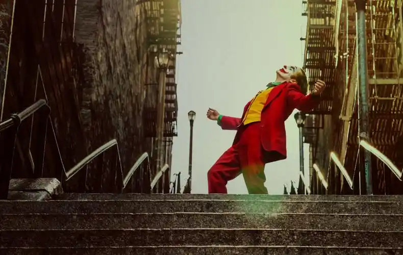 佳音文库 观点聚焦 > 正文01  有根源的反叛 《小丑》中的亚瑟