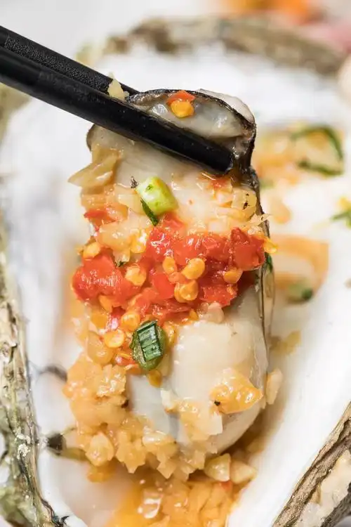 这家老友记烧烤店,生蚝有矿泉水瓶那么大