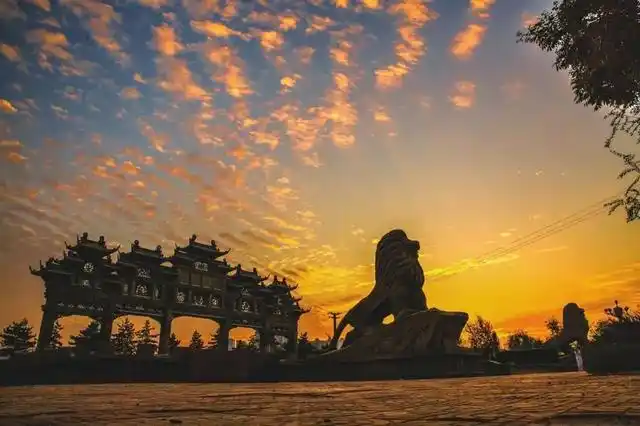 位于绥德县城的"天下名州"石牌楼.宋雨 摄