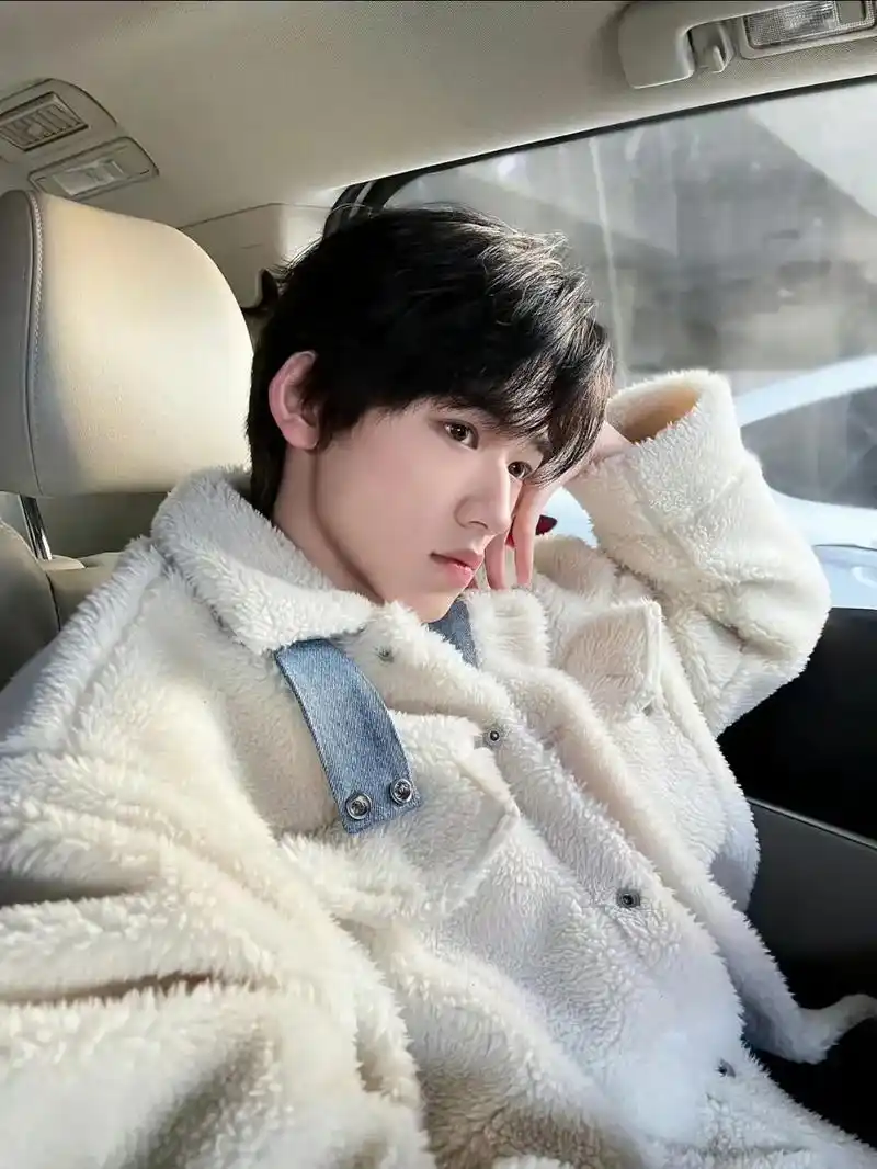 宋亚轩 #女友视角  比帅照更有杀伤力 - 抖音