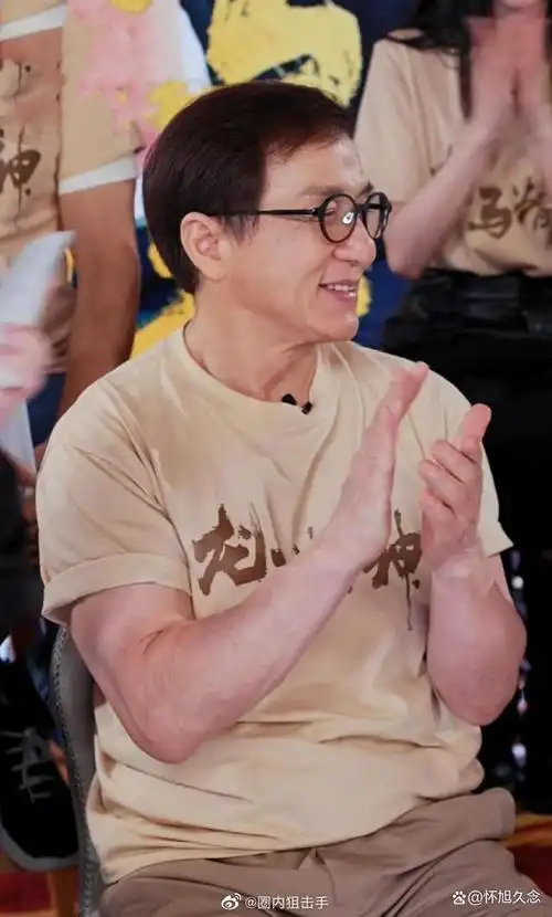 成龙花白头发亮相活动现场,引人关注