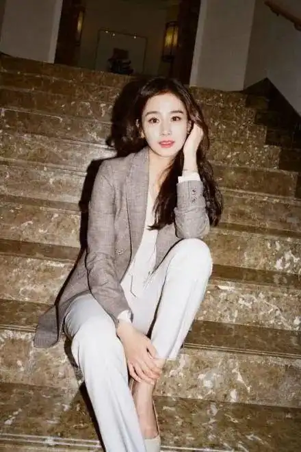 40岁金泰熙仍是万人迷,简单搭配气质绝佳,这容貌说25岁都不过分