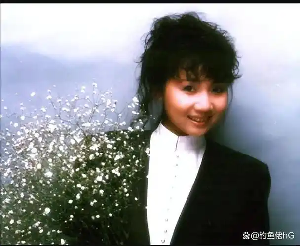 生于香港的张德兰,是家里十个孩子中最小的,自小便备受宠爱.