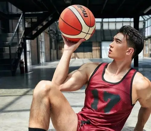 年轻阳刚肌肉男模