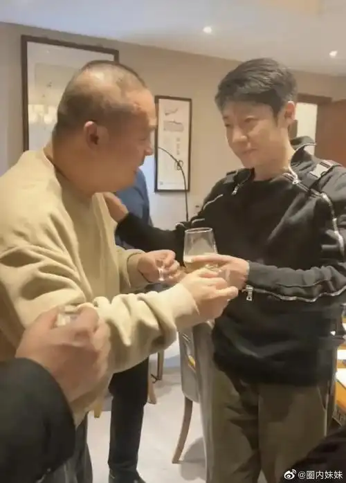 撒贝宁回武汉过年带老婆参加聚会了～近日,湖北经视一位名叫"喜子"的