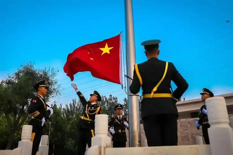 升国旗奏国歌为祖国庆生