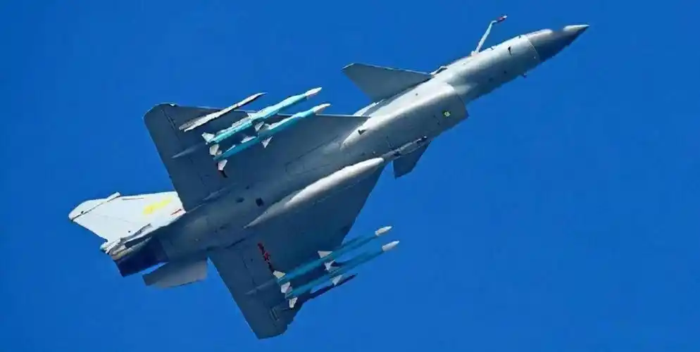 想不到老飞豹的复合导弹挂架技术竟然是全球领先的三联装