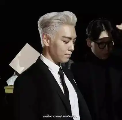 celeb#top崔胜贤白发造型亮相2016 dior homme巴黎秀场
