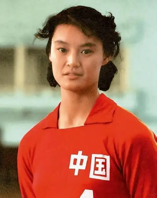 女排名将周晓兰:曾和郎平齐名,退役后辞官赴美,如今怎么样了?