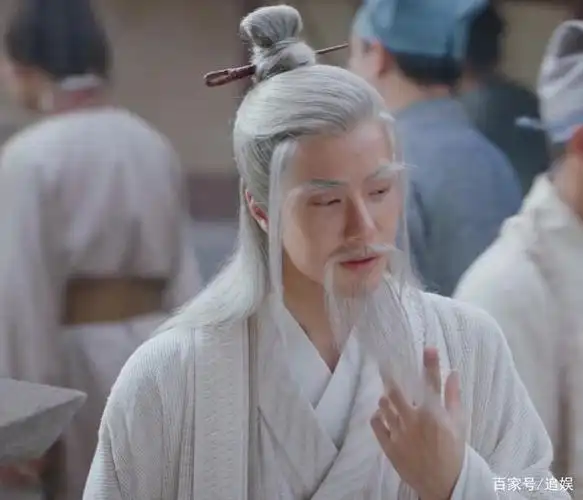 《有翡》:王一博老年装造型上线,第一次被老爷爷给帅到了!