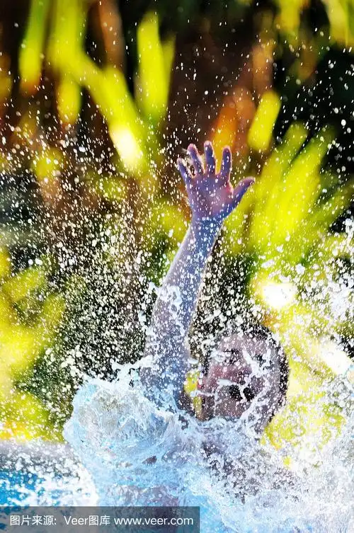 男孩在水池中戏水