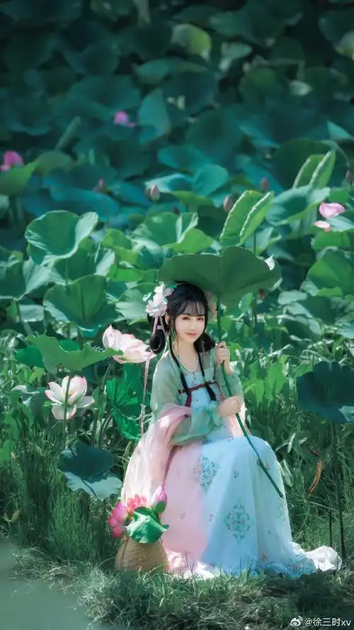 古风##汉服##摄影##来拍照了##荷花就是夏天的氛围感担当##夏日荷花