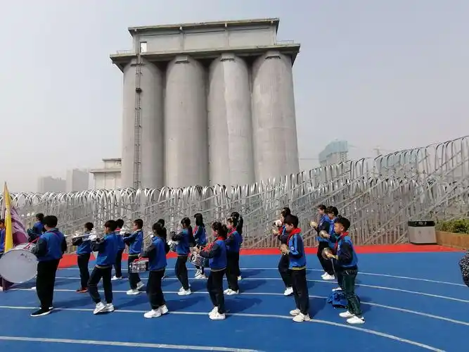 高年级同学组成了一支彩旗队. 第一周的练习情况